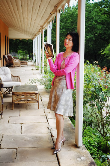 Australian lifestyle photography. Reading while standing on the wide flagstones of the open verandah at ther Fitzroy Inn, Mittagong, NSW. Lifestyle photography by Kent Johnson.