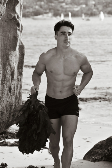 Modelling portfolio, mid body shot, fitness, running on the beach.